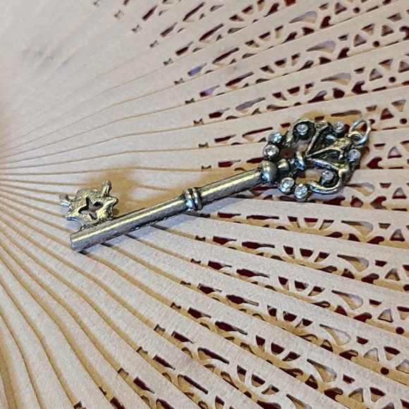 Skeleton key charm - Picture 3 of 11